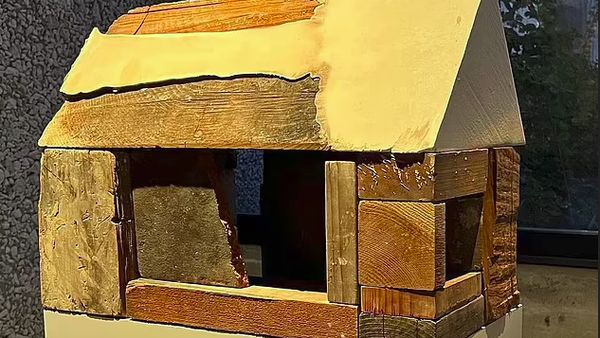 5 Karya Seni Brad Pitt: Patung Rumah Kayu hingga Keramik
