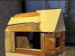 5 Karya Seni Brad Pitt: Patung Rumah Kayu hingga Keramik