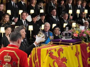 Viral Laba-laba Hinggap di Peti Ratu Elizabeth II, Beri Penghormatan Terakhir Viral Laba-laba Hinggap di Peti Ratu Elizabeth II, Beri Penghormatan Terakhir
