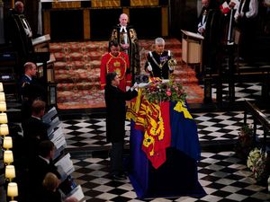 Ratu Elizabeth II Dimakamkan Bersama Suami dan Orang Tuanya Ratu Elizabeth II Dimakamkan Bersama Suami dan Orang Tuanya