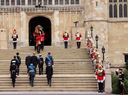 Setianya Anjing Corgi Ratu Elizabeth saat Menanti Prosesi Pemakaman