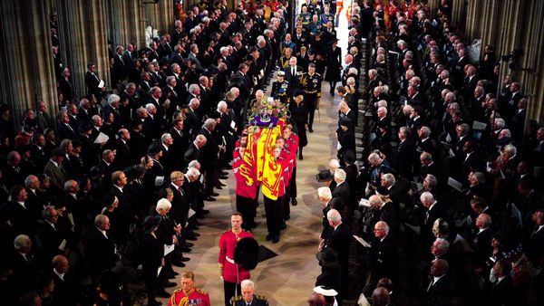 Perpisahan Terakhir Jenazah Ratu Elizabeth II di Kapel St George