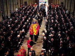 Perpisahan Terakhir Jenazah Ratu Elizabeth II di Kapel St George Perpisahan Terakhir Jenazah Ratu Elizabeth II di Kapel St George