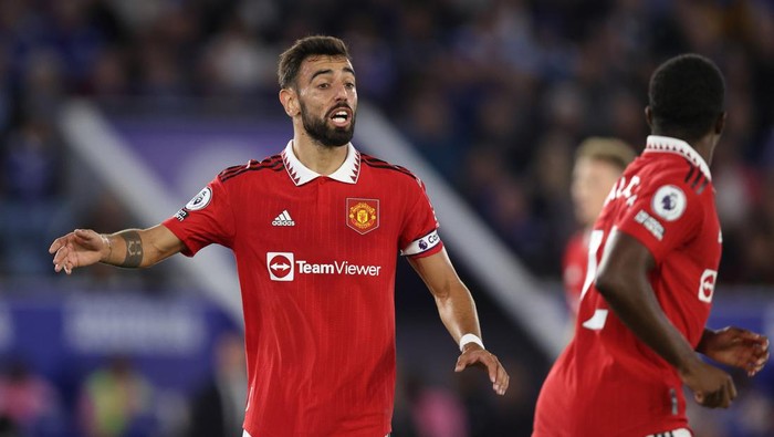 LEICESTER, ENGLAND - SEPTEMBER 01: Bruno Fernandes of Manchester United giving instructions to Tyrell Malacia during the Premier League match between Leicester City and Manchester United at The King Power Stadium on September 1, 2022 in Leicester, United Kingdom. (Photo by James Williamson - AMA/Getty Images)