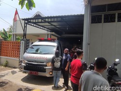 Aksi Damkar Evakuasi Pekerja Terjepit Mesin Cetak di Semarang