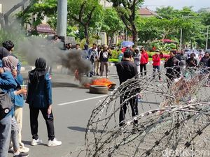 Demo Tolak BBM Naik, Massa Bakar Ban di Depan Kantor DPRD Jateng