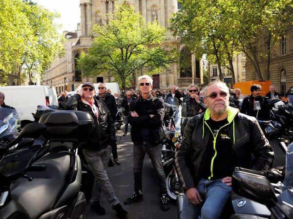 Protes Parkir Berbayar, Komunitas Sepeda Motor Paris Serbu Balai Kota