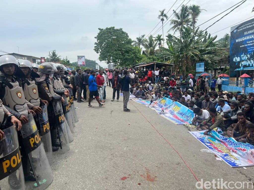 Sitaan Panah hingga Bom Ikan saat Simpatisan Lukas Enembe Demo di Jayapura