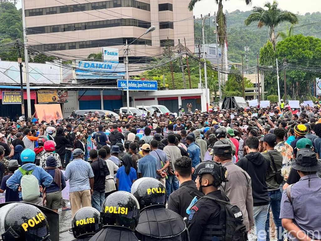 Membeludak Massa Tolak Lukas Enembe Tersangka Geruduk Jayapura Membeludak Massa Tolak Lukas Enembe Tersangka Geruduk Jayapura