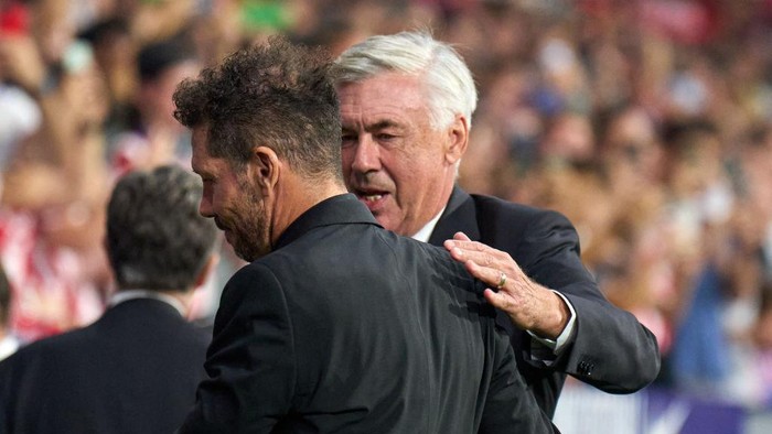 MADRID, SPAIN - SEPTEMBER 18: Head coach Carlo Ancelotti of Real Madrid and Head coach Diego Pablo Simeone of Atletico de Madrid interact prior to the LaLiga Santander match between Atletico de Madrid and Real Madrid CF at Civitas Metropolitano Stadium on September 18, 2022 in Madrid, Spain. (Photo by Angel Martinez/Getty Images)