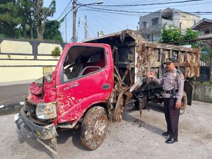 Truk Terperosok ke Jurang di Cigombong Bogor, Sopir Terjepit Dievakuasi