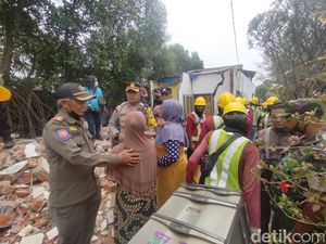 11 Rumah di Asemrowo-Benowo Surabaya Digusur untuk Normalisasi Sungai 11 Rumah di Asemrowo-Benowo Surabaya Digusur untuk Normalisasi Sungai