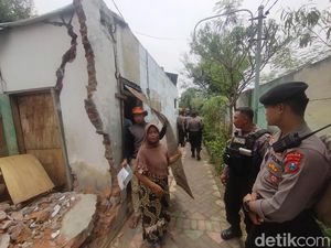 Curhat Warga Surabaya Usai Rumahnya Diratakan untuk Normalisasi Sungai Curhat Warga Surabaya Usai Rumahnya Diratakan untuk Normalisasi Sungai