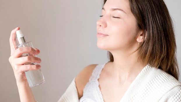 mengaplikasikan face mist