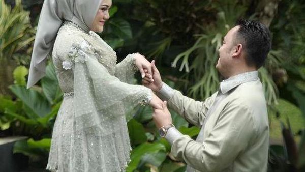 8 Foto Pasangan yang Viral Dulu Kakak dan Adik Ipar Kini Akan Menikah