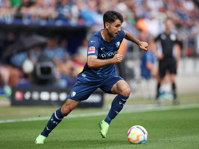BOCHUM, GERMANY - SEPTEMBER 03: Gerrit Holtmann of VfL Bochum controls the ball  during the Bundesliga match between VfL Bochum 1848 and SV Werder Bremen at Vonovia Ruhrstadion on September 03, 2022 in Bochum, Germany. (Photo by Alex Grimm/Getty Images)