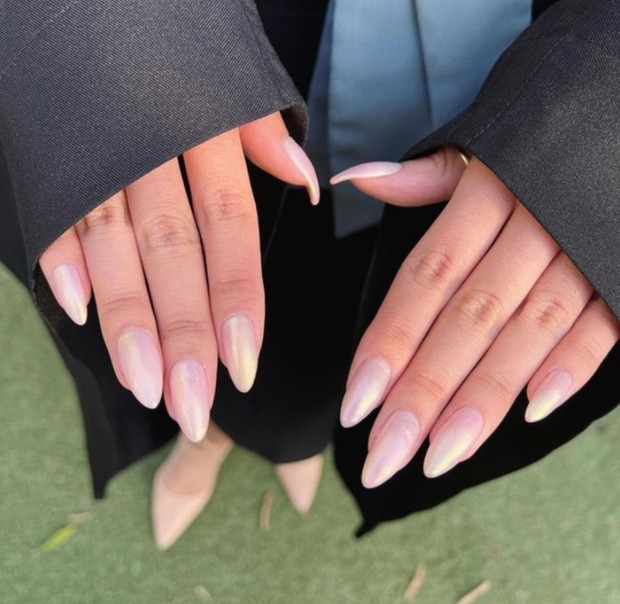 Glazed donut nails/Foto: Instagram.com/maniwithsami Glazed donut look ala Hailey Bieber