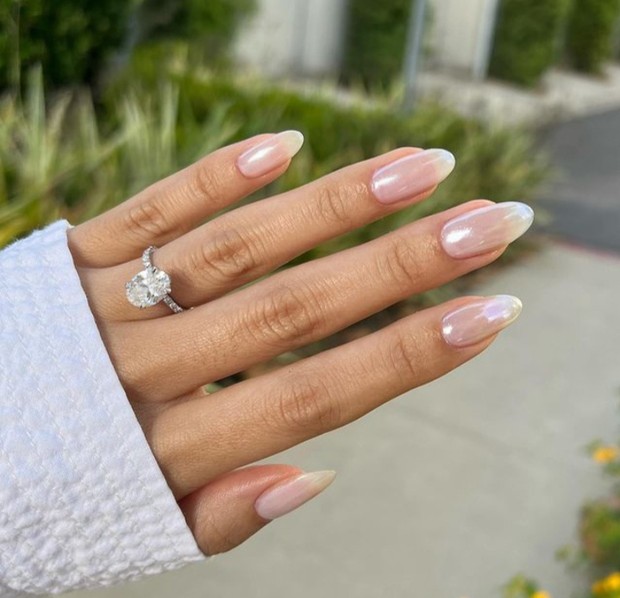 Glazed donut nails/Foto: Instagram.com/nailsbyzola Glazed donut look ala Hailey Bieber
