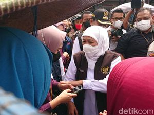 Gubernur Khofifah Bagikan Zakat Produktif di Pasar Ikan Lamongan