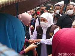 Gubernur Khofifah Bagikan Zakat Produktif di Pasar Ikan Lamongan