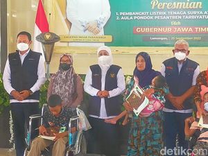 Gubernur Khofifah Bagikan Bansos di Ponpes Lamongan-Resmikan PLTS Gubernur Khofifah Bagikan Bansos di Ponpes Lamongan-Resmikan PLTS