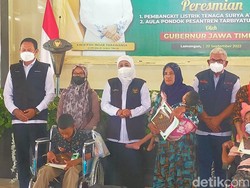 Gubernur Khofifah Bagikan Bansos di Ponpes Lamongan-Resmikan PLTS