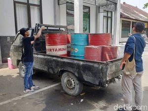 Gudang Penimbunan BBM di Tuban Digerebek-Amankan 1.500 Liter Solar Subsidi Gudang Penimbunan BBM di Tuban Digerebek-Amankan 1.500 Liter Solar Subsidi