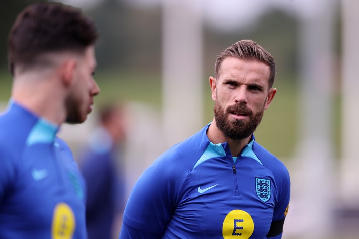 jordan henderson timnas inggris BURTON UPON TRENT, ENGLAND - SEPTEMBER 20: Jordan Henderson of England looks om during a training session at St George's Park on September 20, 2022 in Burton upon Trent, England. England will play their Nations League Group C match against Italy on September 23, 2022 in Milan, Italy. (Photo by Naomi Baker/Getty Images)