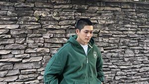 Potret Kang Tae Oh Berambut Plontos, Pamitan Wamil