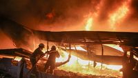 Disambar Petir, Gudang Plastik di Tangerang Ludes Terbakar