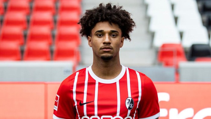 20 July 2022, Baden-Wuerttemberg, Freiburg: Soccer, 1. Bundesliga, SC Freiburg, photo opportunity (in home jersey) for the 2022/23 season: Kevin Schade. Photo: Tom Weller/dpa - IMPORTANT NOTE: In accordance with the requirements of the DFL Deutsche Fußball Liga and the DFB Deutscher Fußball-Bund, it is prohibited to use or have used photographs taken in the stadium and/or of the match in the form of sequence pictures and/or video-like photo series. (Photo by Tom Weller/picture alliance via Getty Images)