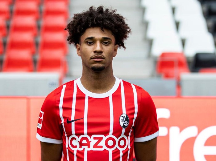 20 July 2022, Baden-Wuerttemberg, Freiburg: Soccer, 1. Bundesliga, SC Freiburg, photo opportunity (in home jersey) for the 2022/23 season: Kevin Schade. Photo: Tom Weller/dpa - IMPORTANT NOTE: In accordance with the requirements of the DFL Deutsche Fußball Liga and the DFB Deutscher Fußball-Bund, it is prohibited to use or have used photographs taken in the stadium and/or of the match in the form of sequence pictures and/or video-like photo series. (Photo by Tom Weller/picture alliance via Getty Images)