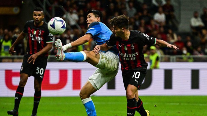 Napolis South Korean defender Min-jae Kim (C) and AC Milans Spanish midfielder Brahim Diaz go for the ball during the Italian Serie A football match between AC Milan and Napoli on September 18, 2022 at the San Siro stadium in Milan. (Photo by MIGUEL MEDINA / AFP) (Photo by MIGUEL MEDINA/AFP via Getty Images)