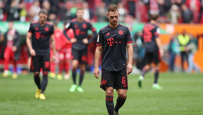 AUGSBURG, GERMANY - SEPTEMBER 17: Joshua Kimmich of Bayern Munich looks dejected following their sides defeat in the Bundesliga match between FC Augsburg and FC Bayern München at WWK-Arena on September 17, 2022 in Augsburg, Germany. (Photo by Alexander Hassenstein/Getty Images)