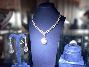 Perhiasan Safir Biru Persembahan Mondial, Memikat dengan Desain Art Deco Perhiasan Safir Biru Persembahan Mondial, Memikat dengan Desain Art Deco