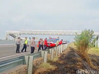 Potret Petugas Padamkan Kebakaran Lahan Dekat Tol Pejagan Km 267 dan 269