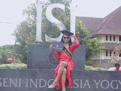 Berbincang dengan Viki yang Viral Bergaya Feminin di Wisuda ISI Jogja