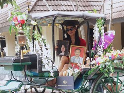 Viki Maintrova, Sosok Wisudawan Viral Bergaya ala Model di Wisuda ISI Yogya