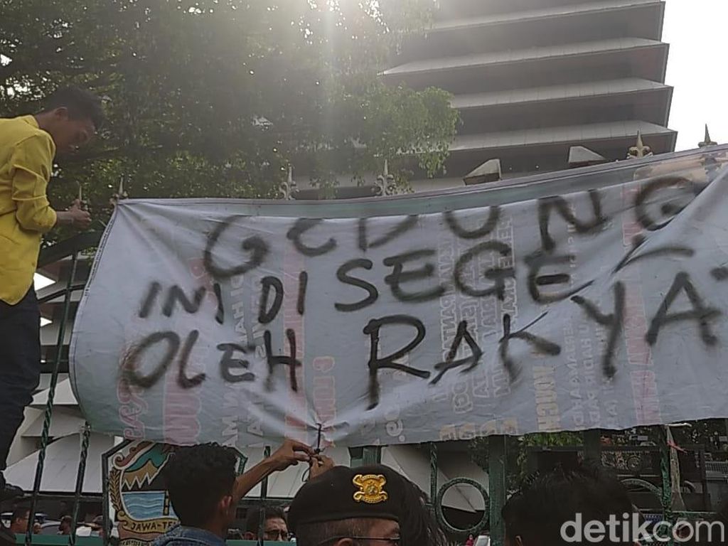 Massa Demo BBM di Semarang Tutup Aksi dengan Menyegel Gerbang DPRD Jateng