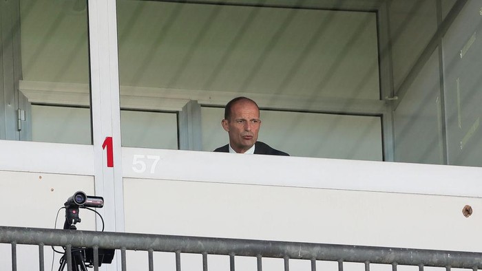 MONZA, ITALY - SEPTEMBER 18: Massimiliano Allegri, Head Coach of Juventus looks on from the stand prior to the Serie A match between AC Monza and Juventus at Stadio Brianteo on September 18, 2022 in Monza, Italy. (Photo by Emilio Andreoli/Getty Images)