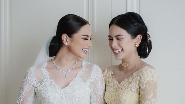 8 Gaya Maudy Ayunda di Pernikahan Adik, Cantik & Anggun Berkebaya Kuning