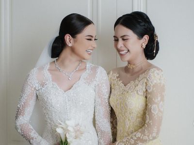 8 Gaya Maudy Ayunda di Pernikahan Adik, Cantik & Anggun Berkebaya Kuning