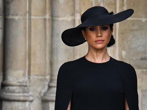 Meghan, Duchess of Sussex looks at the coffin of Queen Elizabeth II, draped in a Royal Standard and adorned with the Imperial State Crown and the Sovereign's orb and sceptre, as she leaves Westminster Abbey in London on September 19, 2022, after the State Funeral Service for Britain's Queen Elizabeth II. (Photo by Oli SCARFF / AFP)