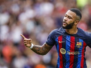 Lewandowski Datang, Mengapa Depay Tak Hengkang Saja?