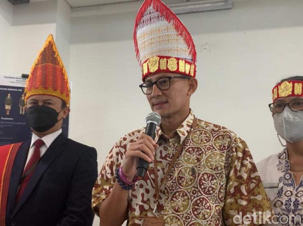 Sandiaga Uno Targetkan 400 Ribu Lapangan Kerja Baru di Sektor Parekraf Sandiaga Uno Targetkan 400 Ribu Lapangan Kerja Baru di Sektor Parekraf