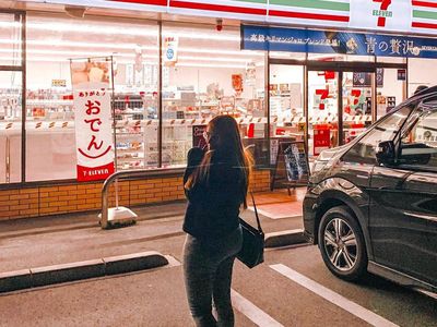 Minimarket Jepang Ini Penuh Makanan Unik dan Desainnya Keren