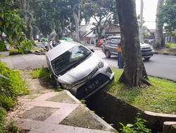 Heboh, Mobil Tak Bertuan Masuk Parit di Bogor Jadi Tontonan Warga!