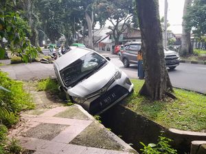 Heboh, Mobil Tak Bertuan Masuk Parit di Bogor Jadi Tontonan Warga! Heboh, Mobil Tak Bertuan Masuk Parit di Bogor Jadi Tontonan Warga!