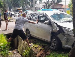 Pemilik Datang, Mobil Masuk Parit di Bogor Akhirnya Dievakuasi
