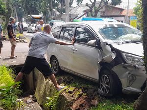 Pemilik Datang, Mobil Masuk Parit di Bogor Akhirnya Dievakuasi Pemilik Datang, Mobil Masuk Parit di Bogor Akhirnya Dievakuasi